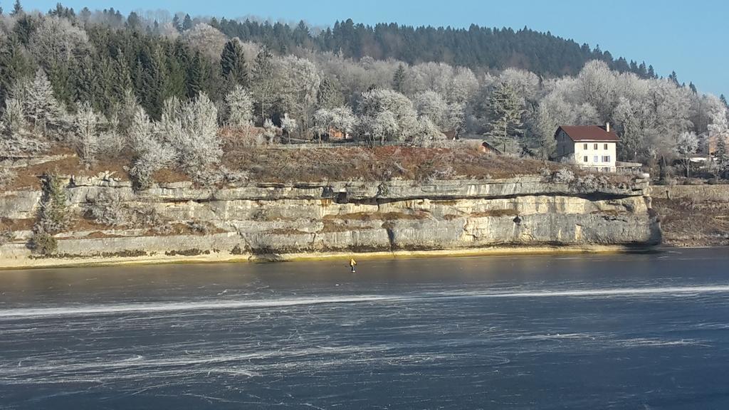 Hotel Les Rives Du Doubs Les Brenets Buitenkant foto