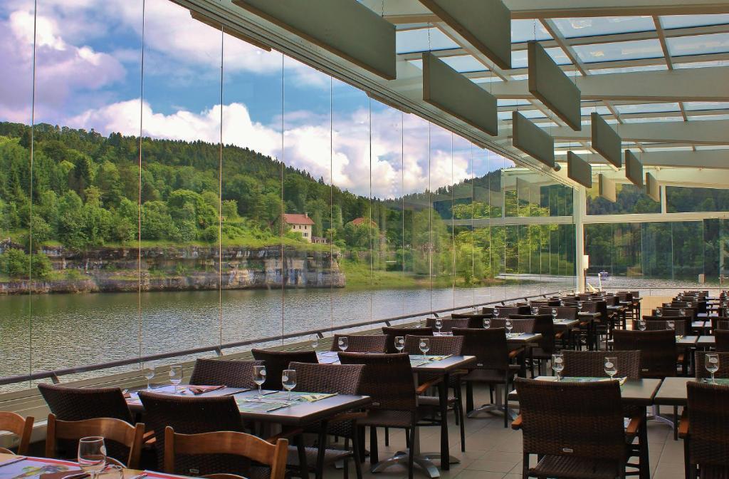 Hotel Les Rives Du Doubs Les Brenets Buitenkant foto